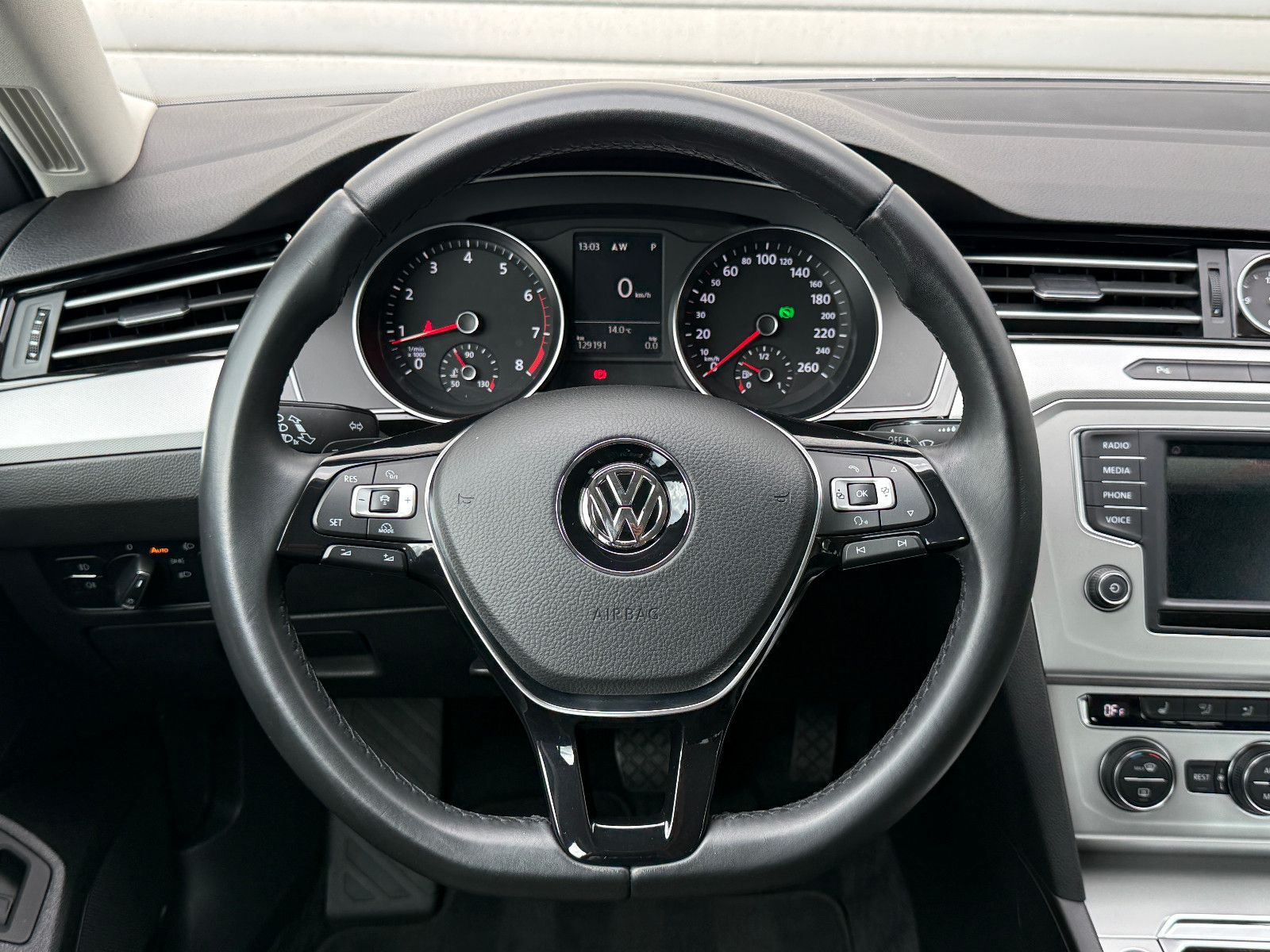 Fahrzeugabbildung Volkswagen Passat Comfortline DSG ACC Navi PDC SHZ Massage