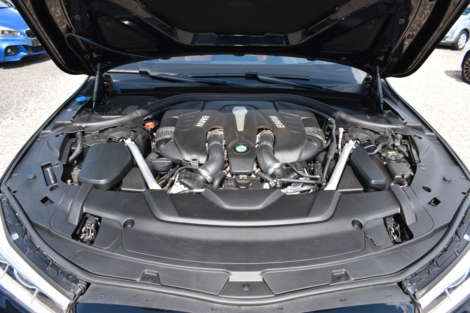 Fahrzeugabbildung BMW 750i xDrive M Sport Gestik Applecar H&K Garantie