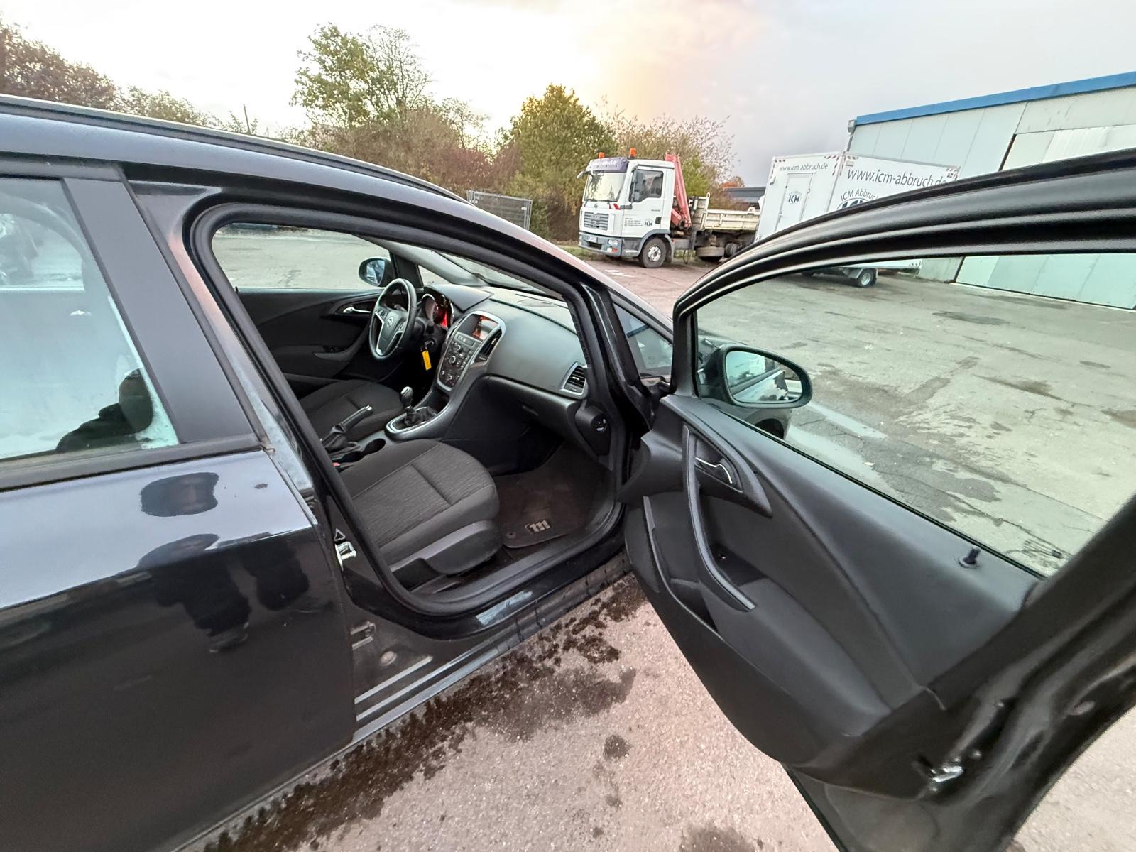 Opel Astra 2015 — photo 33