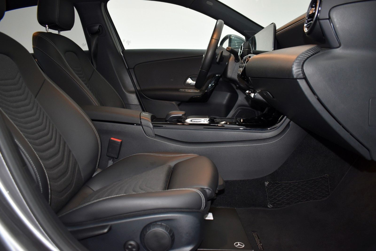 Fahrzeugabbildung Mercedes-Benz A 180d T.Leder,Navi,LED,SH,Panorama