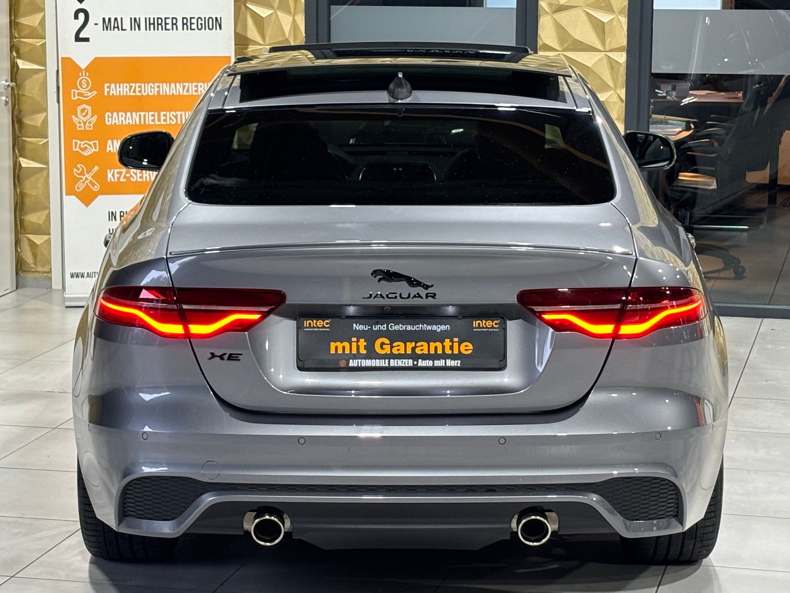 Fahrzeugabbildung Jaguar XE R-Dynamic Black/360''KAM/PANO/EXCLUSIV/MERIDI