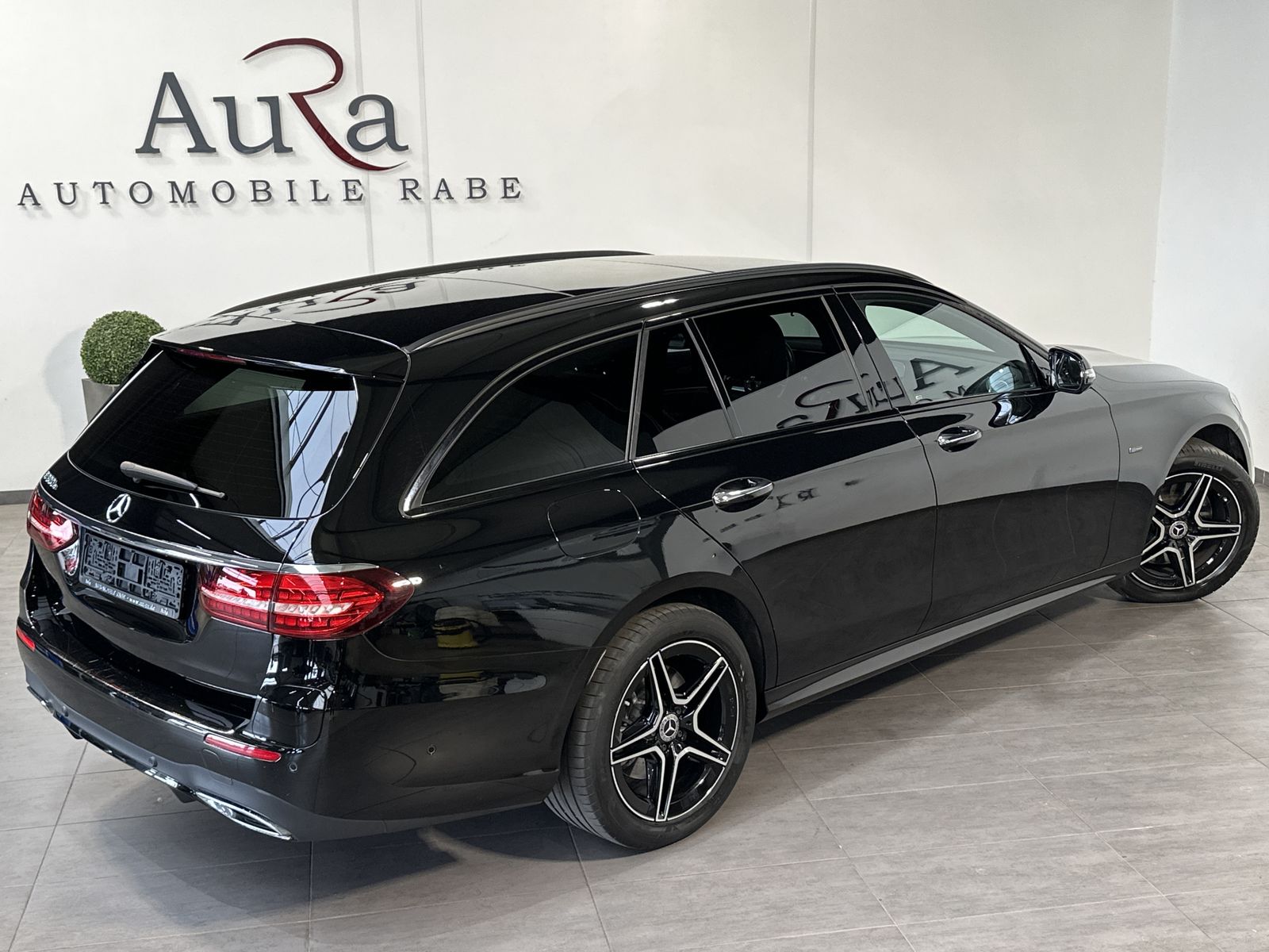 Fahrzeugabbildung Mercedes-Benz E 300e T AMG-Line NAV+LED+360°+PANO+WIDE+CARPLAY