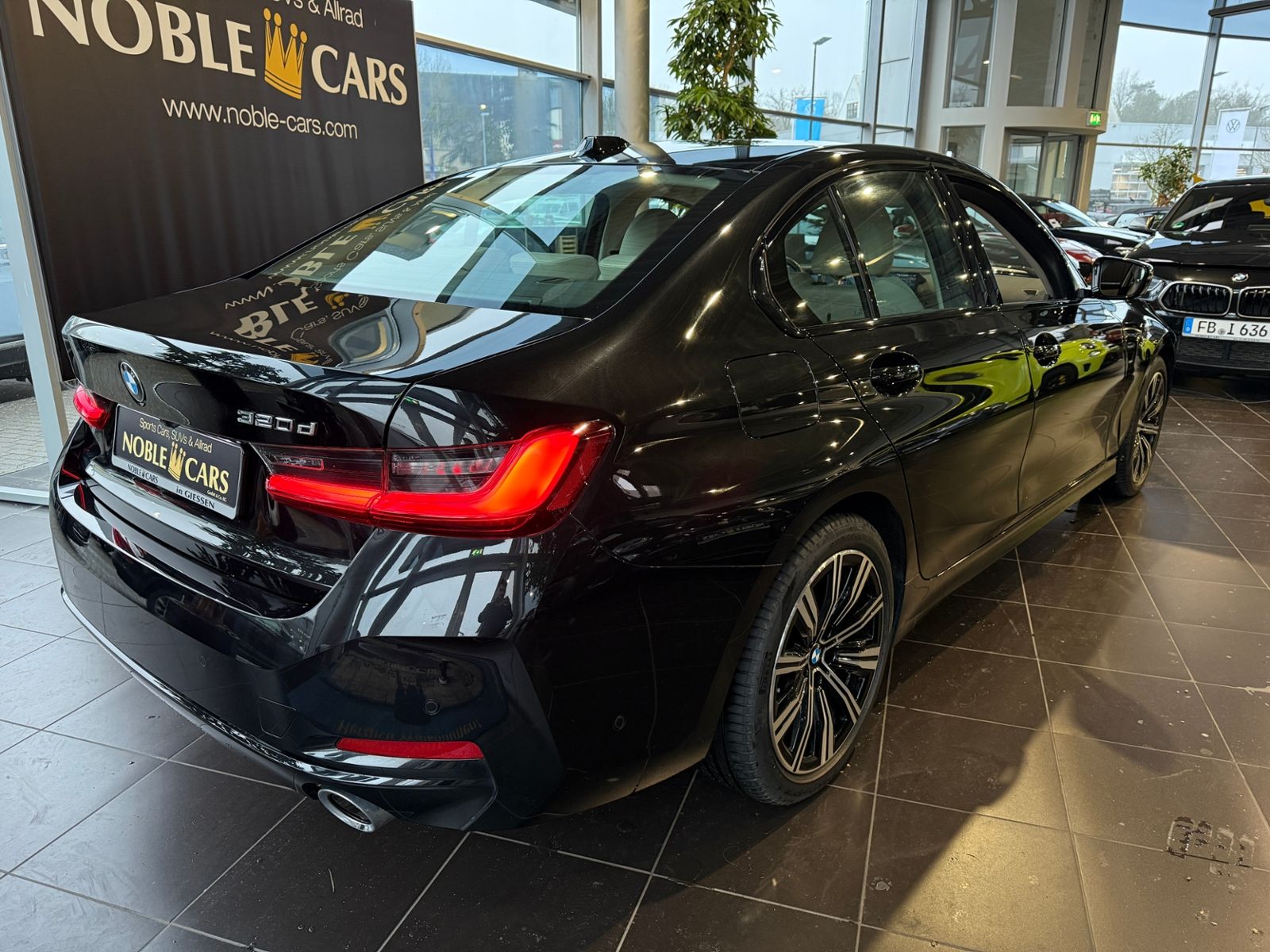 Fahrzeugabbildung BMW 320d Shadow Line AHK HUD KAM LED