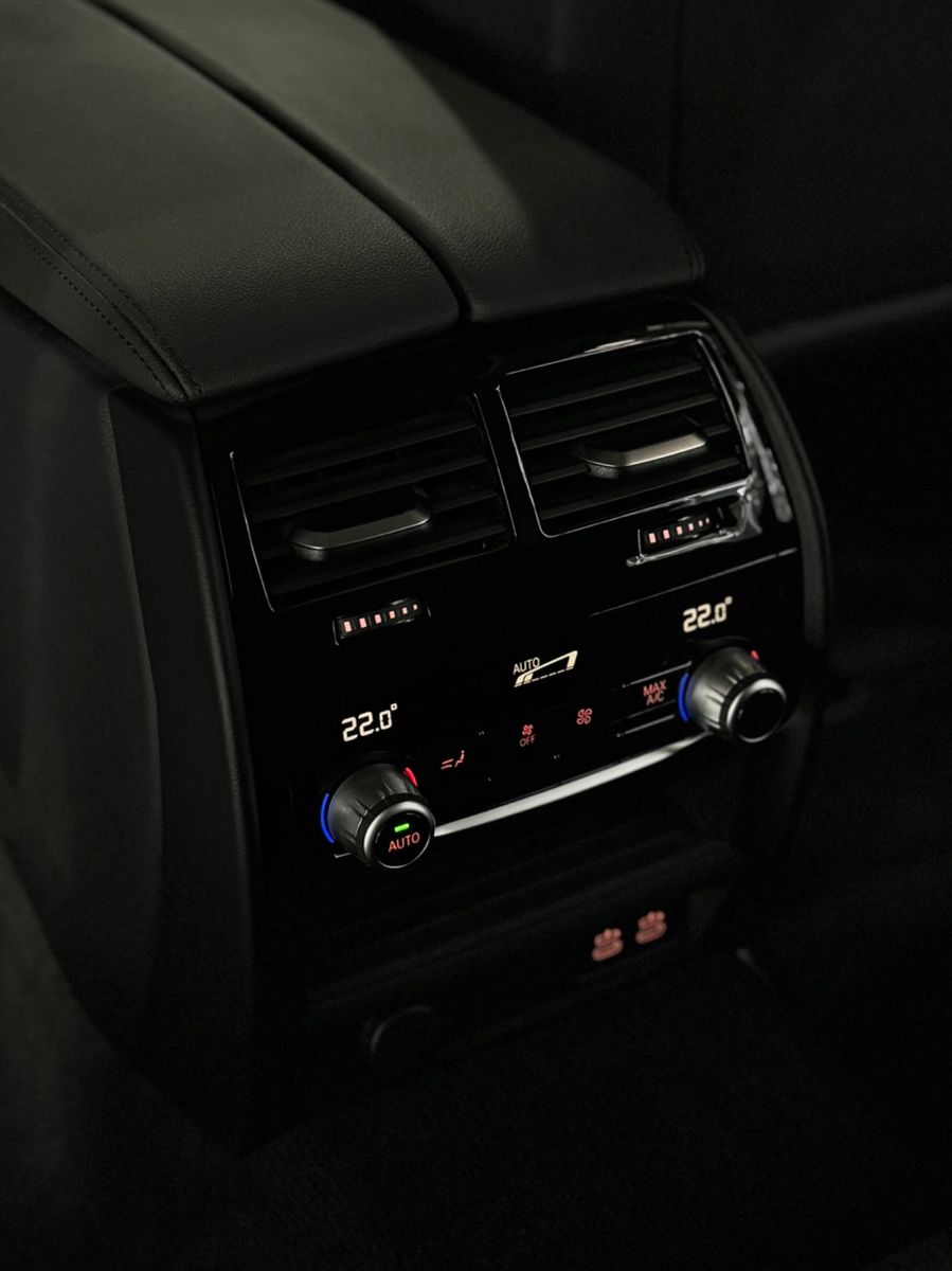 Fahrzeugabbildung BMW 520d xD Panorama Kamera DAB CockPitPro Alarm LED