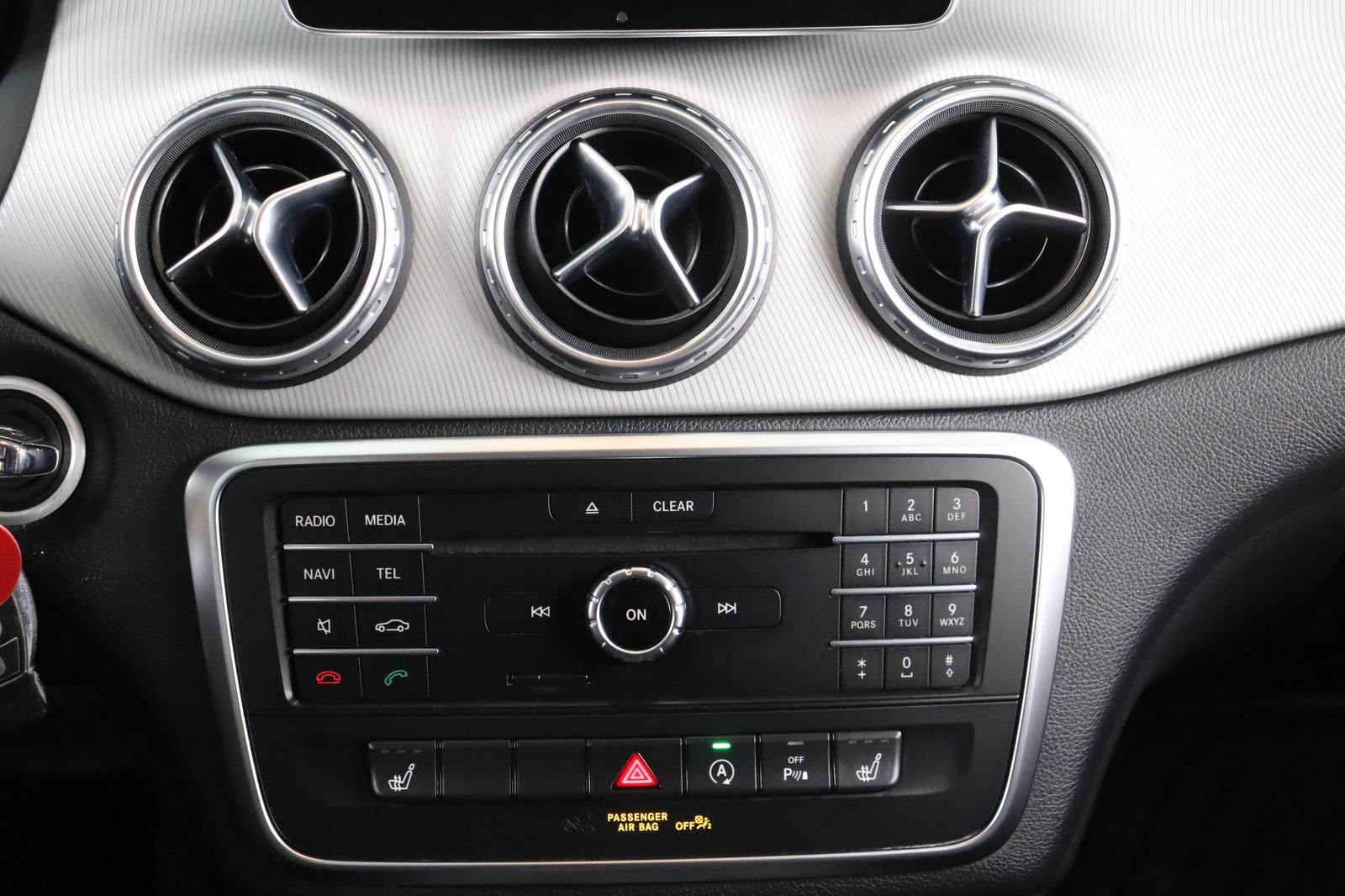 Mercedes-Benz GLA 200 Score * Bi- Xenon * Navi * SHZ *