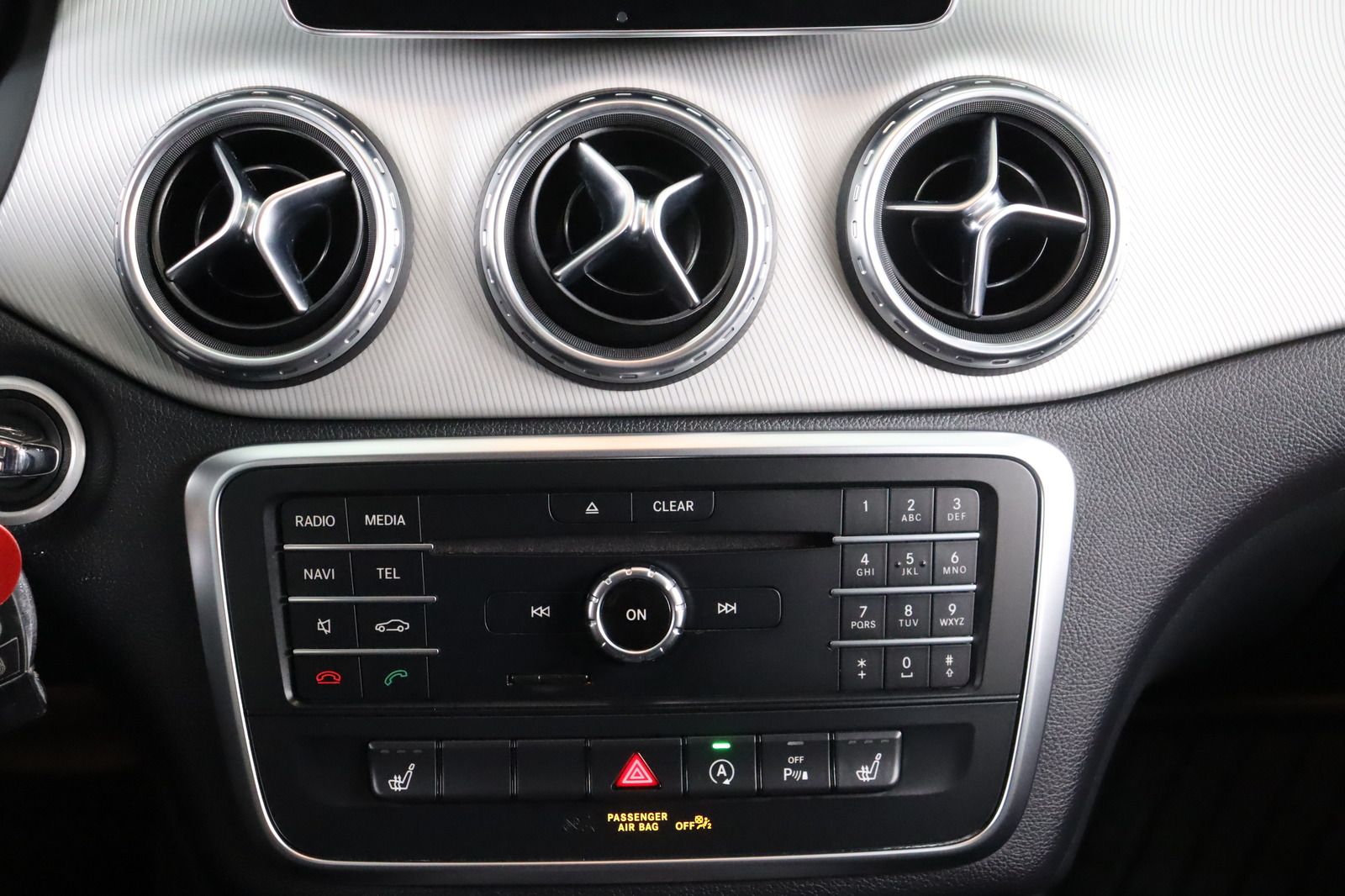 Fahrzeugabbildung Mercedes-Benz GLA 200 Score * Bi- Xenon * Navi * SHZ *