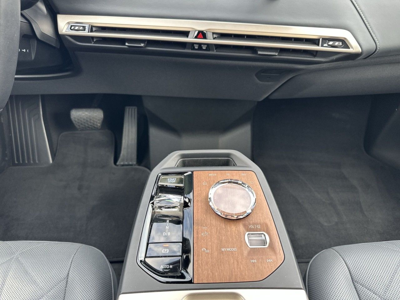 Fahrzeugabbildung BMW iX xDrive 40 xDrive