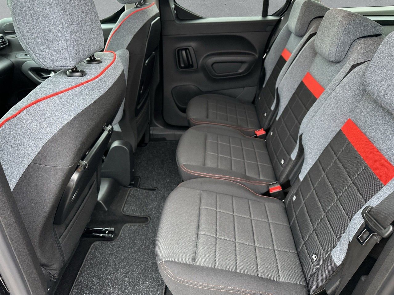 Fahrzeugabbildung Citroën Berlingo XL Diesel 130 Max XTR - mit KI generiert/bearbeitet
