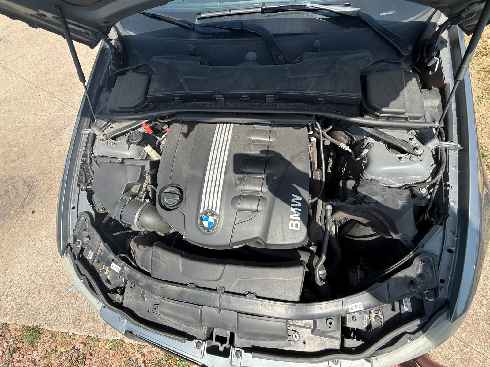 BMW 330 2011 — photo 15