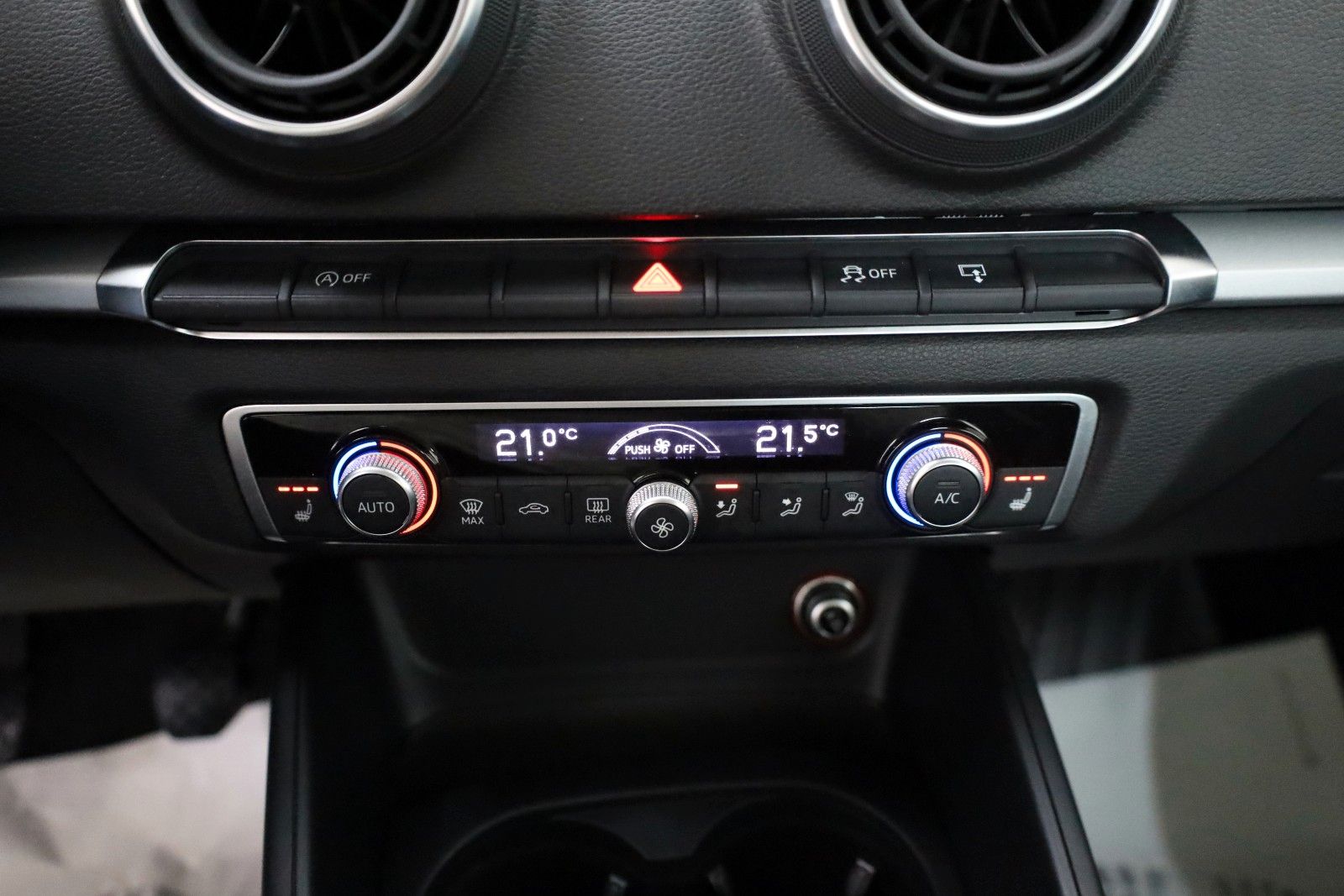 Fahrzeugabbildung Audi A3 attraction Navi,Xenon,SH,PDC,SR+WR