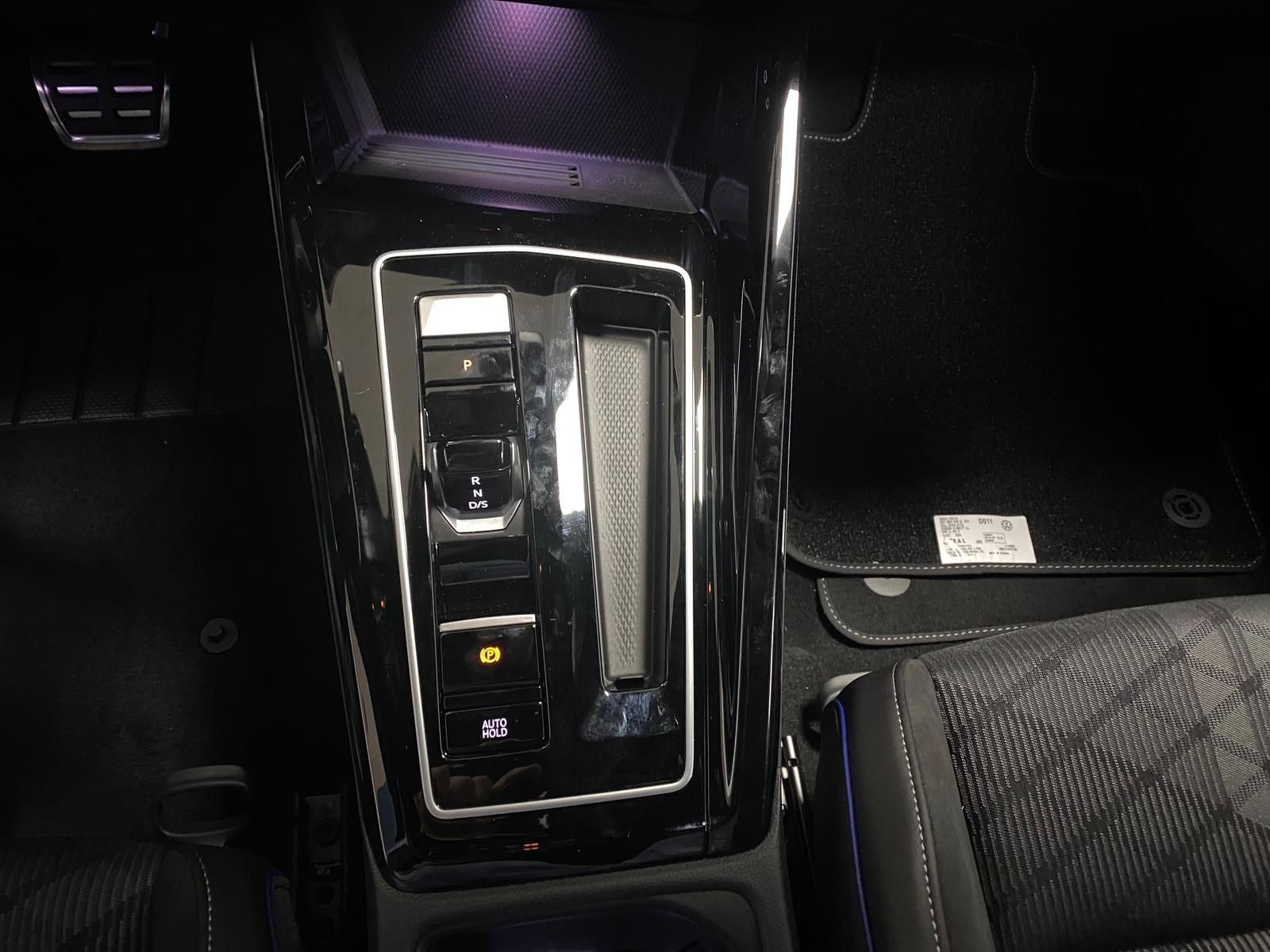 Fahrzeugabbildung Volkswagen Variant 2.0 TDI DSG R-Line BLACKSTY+MATRIX+5JGAR