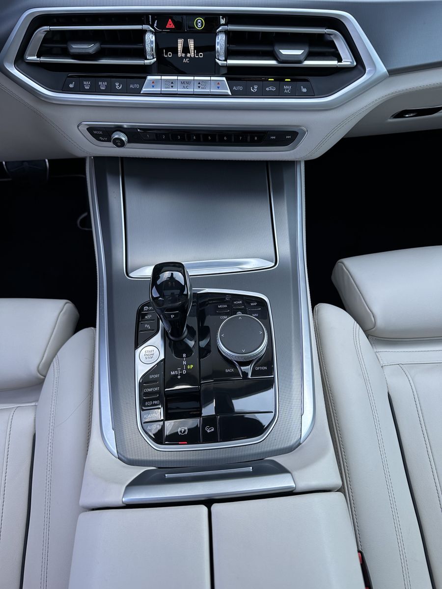 Fahrzeugabbildung BMW X5 xDrive40d M-Sport NAV+LASER+PANO+HEAD-UP+22ZO