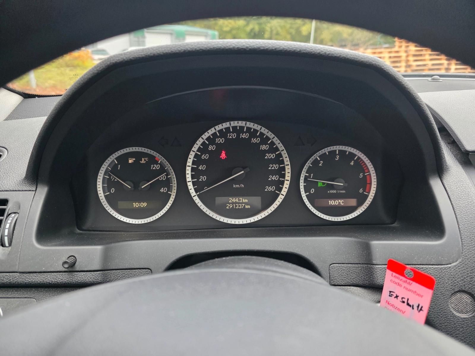 Mercedes-Benz C200 2010 — photo 11