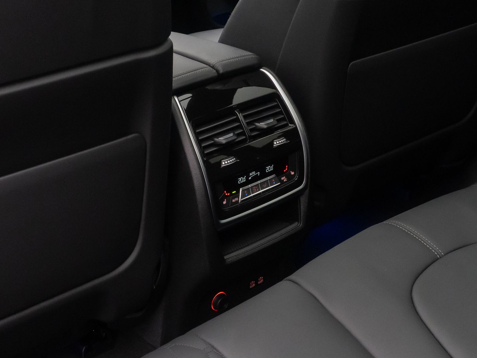 Fahrzeugabbildung BMW X5 xD40d M Sport HUD 360&deg; SoftClose DAB AHK 21"