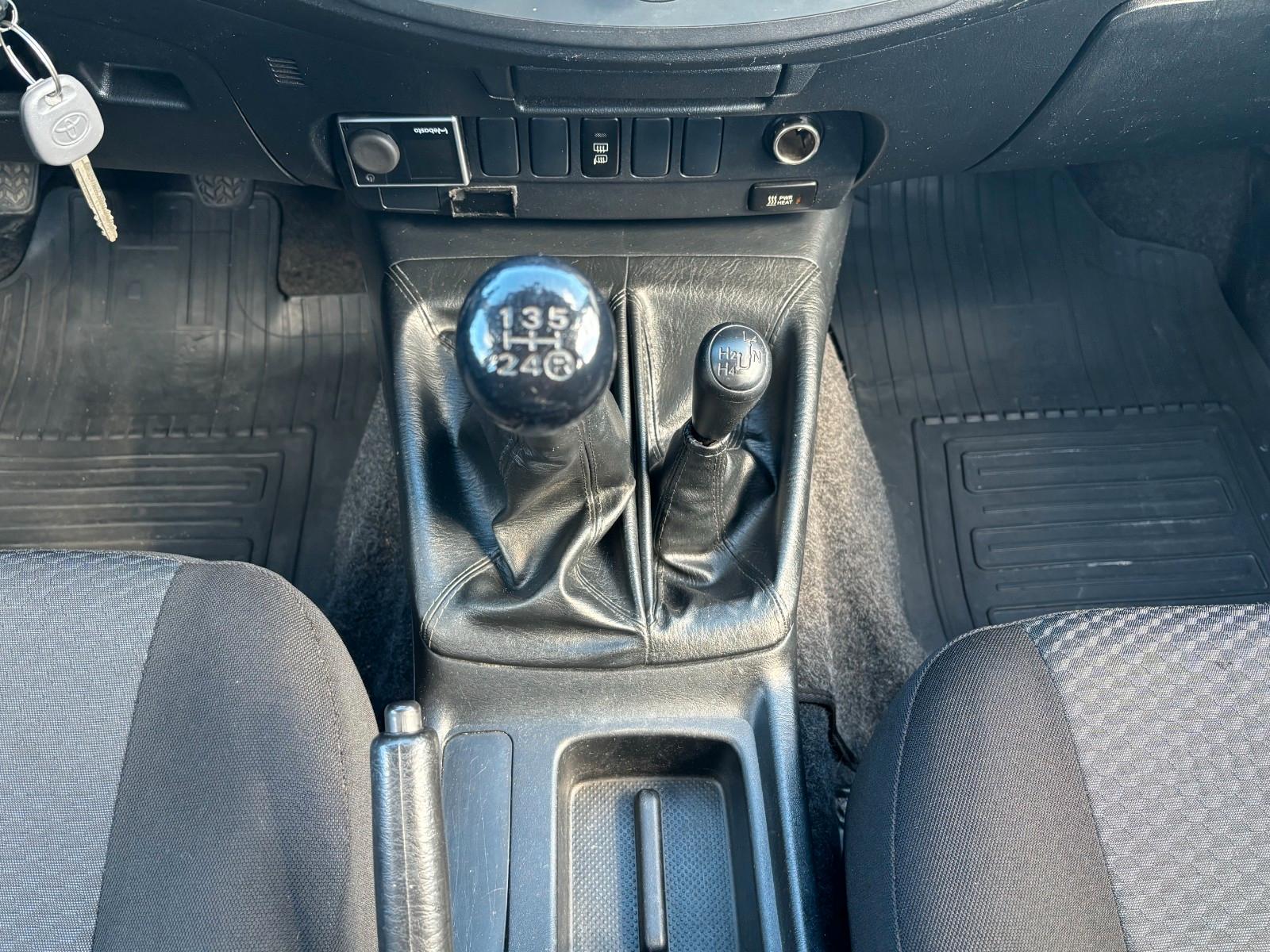 Toyota Hilux Double Cabine 2.5 144ch BVM - Carnet entretien - Attelage - Pneus toutes saisons