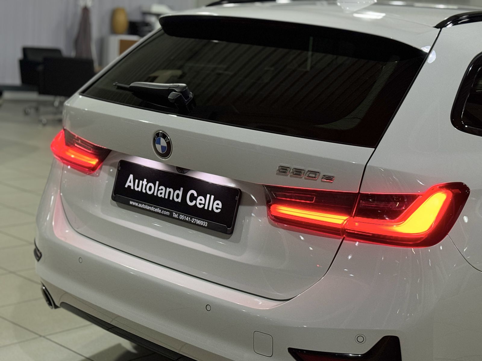 Fahrzeugabbildung BMW 330e Sport Line Panorama Laser Kamera HUD HiFi