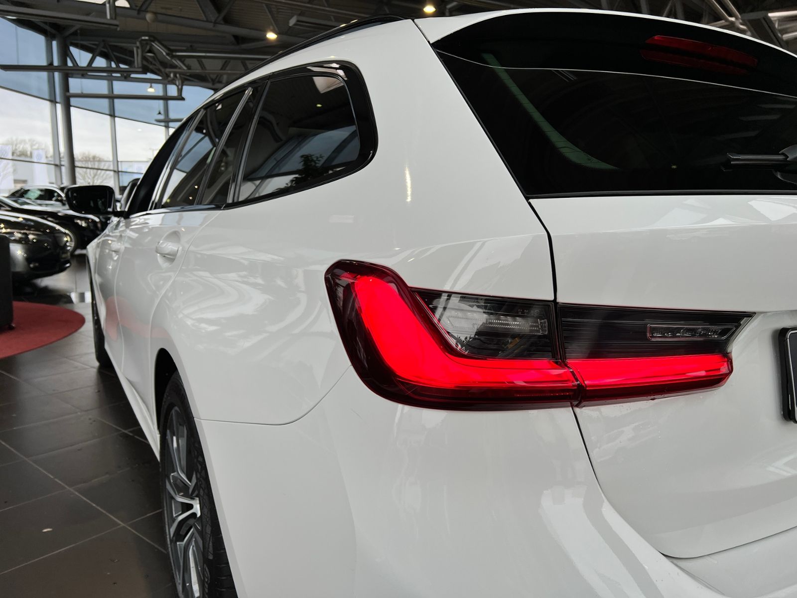 Fahrzeugabbildung BMW 320i Touring Sport Line PANO ACC LASER RFK