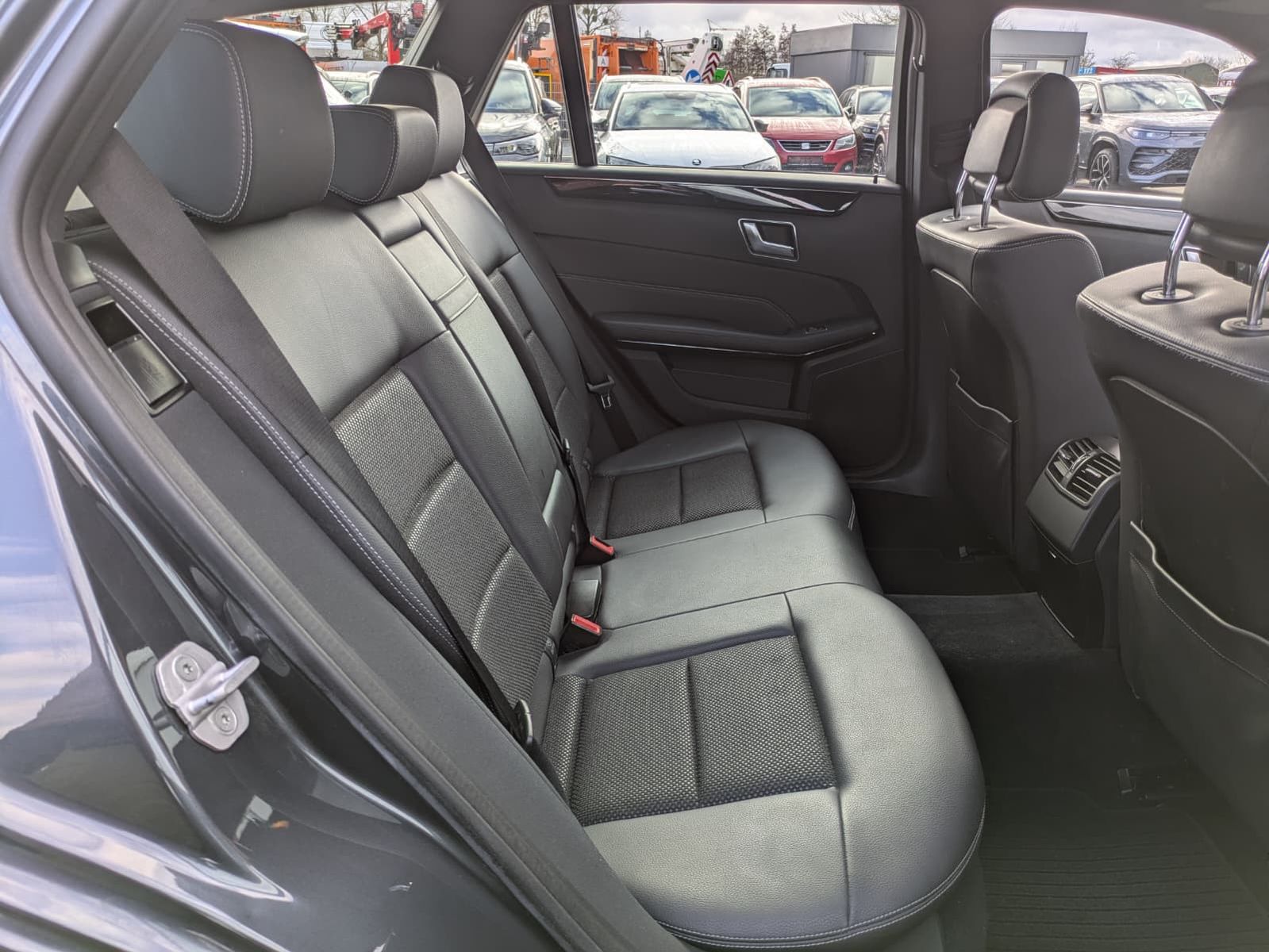 Fahrzeugabbildung Mercedes-Benz E 220 Avantgarde LED*AHK*KAMERA*TEMP*NAVI*SHZ