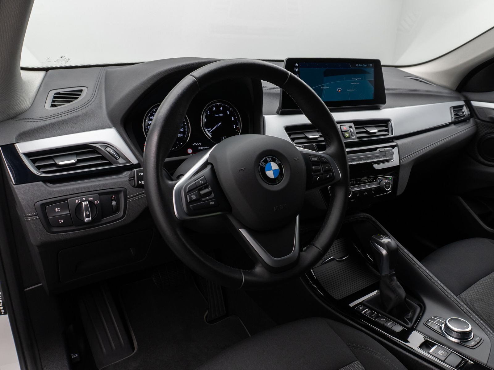 Fahrzeugabbildung BMW X2 xD25e Kamera HUD DAB HiFi Navi+Komfort Alarm