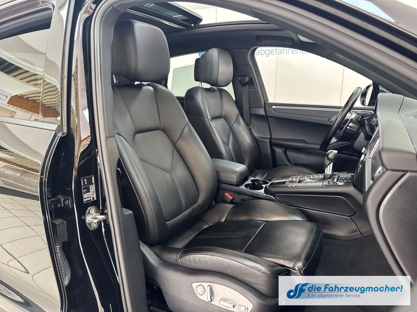 Fahrzeugabbildung Porsche Macan DE-Auto Pano Navi Memory S Soundsy LED Dyn