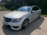 Mercedes-Benz C 63 AMG AMG - Mercedes-Benz C 63 AMG mit Benzin-Antrieb: Limousine
