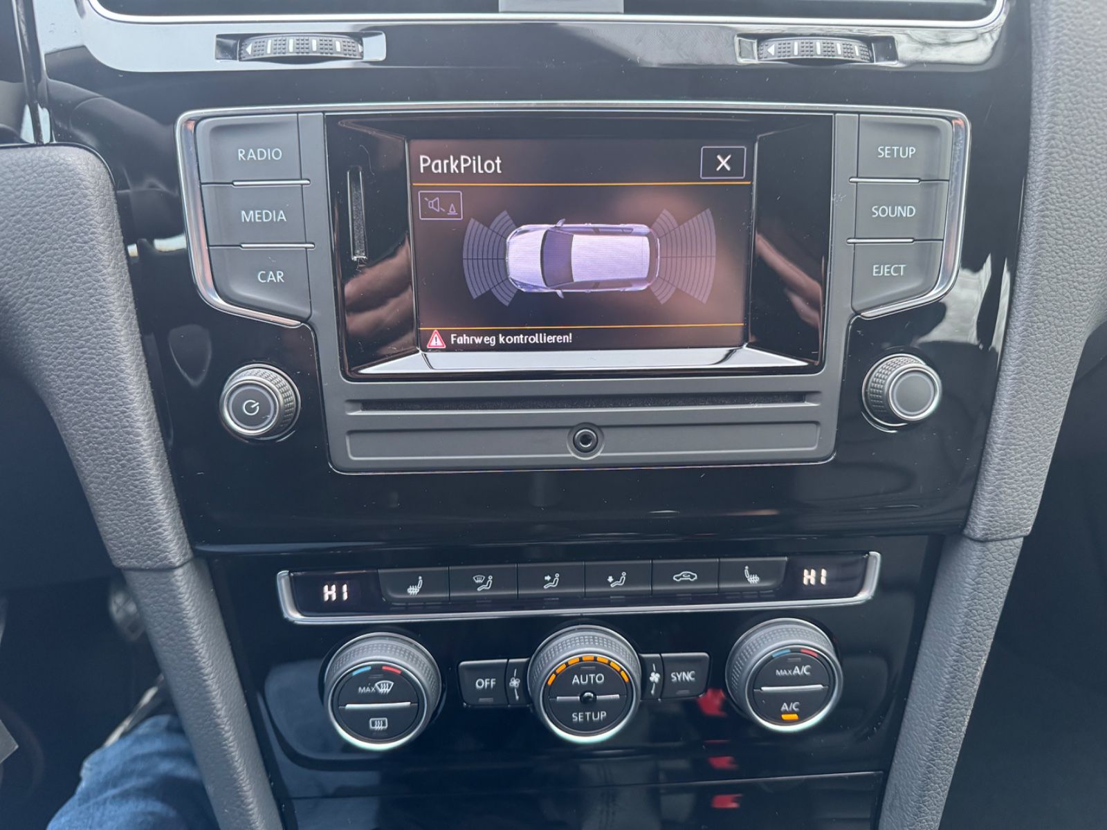 Fahrzeugabbildung Volkswagen Golf VII Lim. Highline BMT Leder+Bluetooth+Xenon