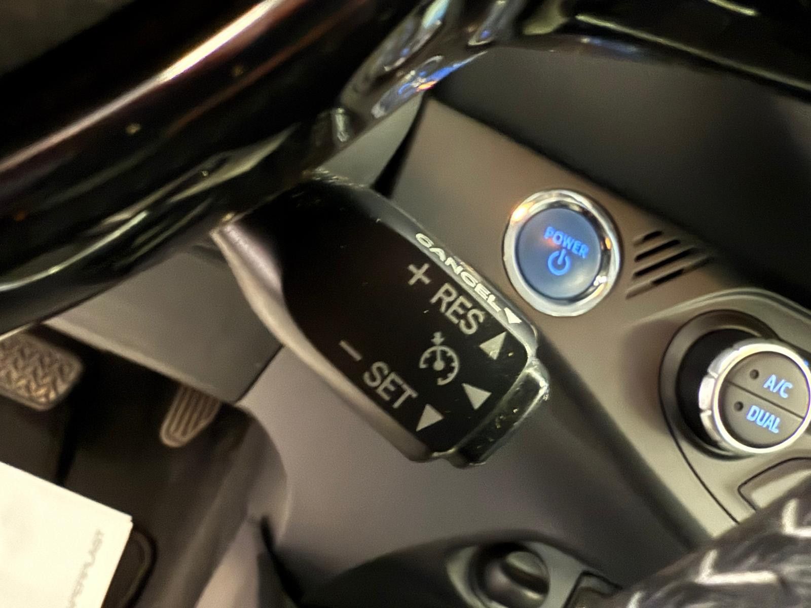 Fahrzeugabbildung Toyota Yaris Hybrid Team D /WENIG KM/SCHECKHEFT/KAMERA