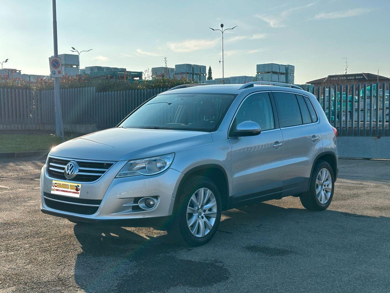 Volkswagen Tiguan 2011 — rear view
