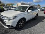 Mitsubishi Outlander 2.2 DI-D 4WD LKW paper but 5 seats - Mitsubishi: Lkw