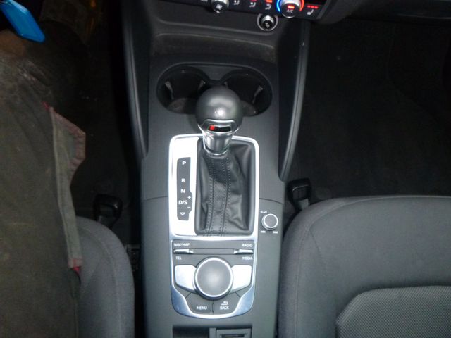 Fahrzeugabbildung Audi A3 Sportback 35 TFSI >AUT/NAV/Sitzheiz/Einparkh<