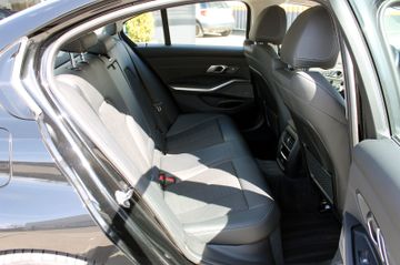 Fahrzeugabbildung BMW 330e Sport Line Steptr. Memory H&K ACC PDC Laser