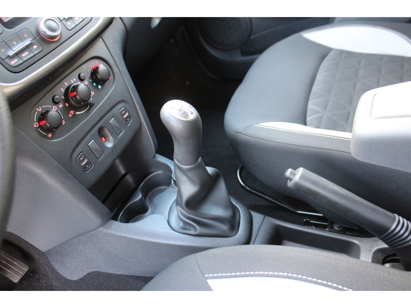 Fahrzeugabbildung Dacia Sandero II Stepway Ambiance GJR DAB Klima Radio/