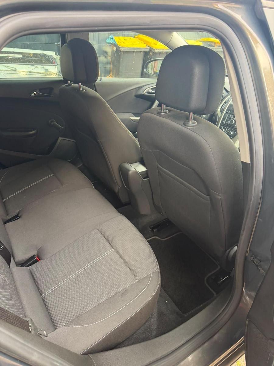 Opel Astra 2012 — interior