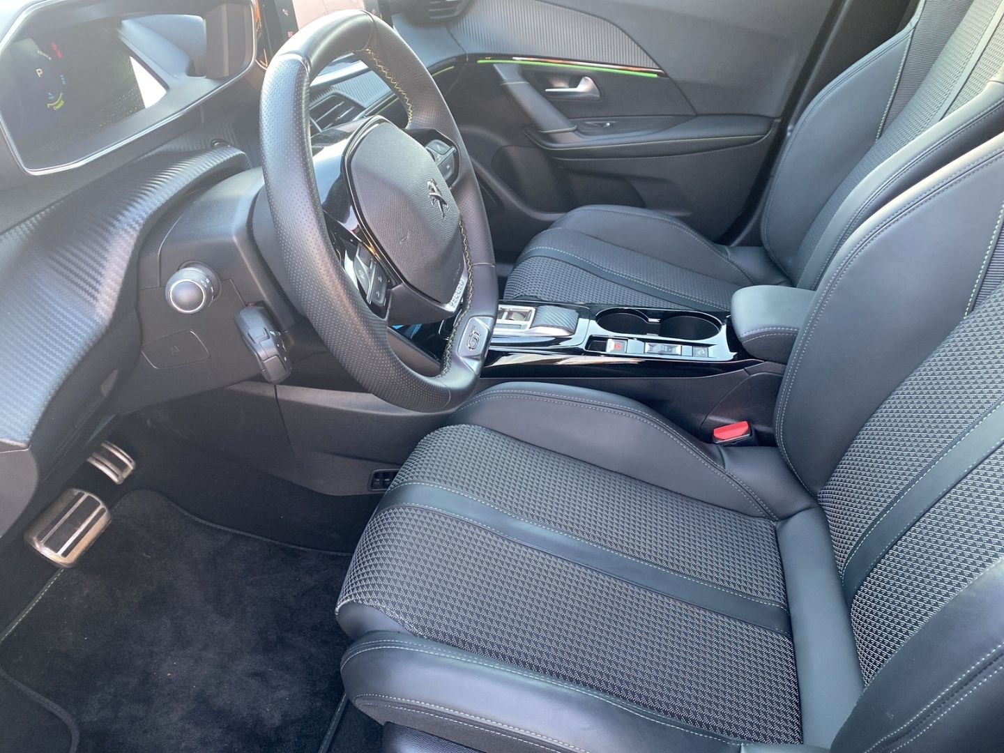 Fahrzeugabbildung Peugeot 2008 e- GT Elektromotor 136 *Sitzheizung*ACC*Kam