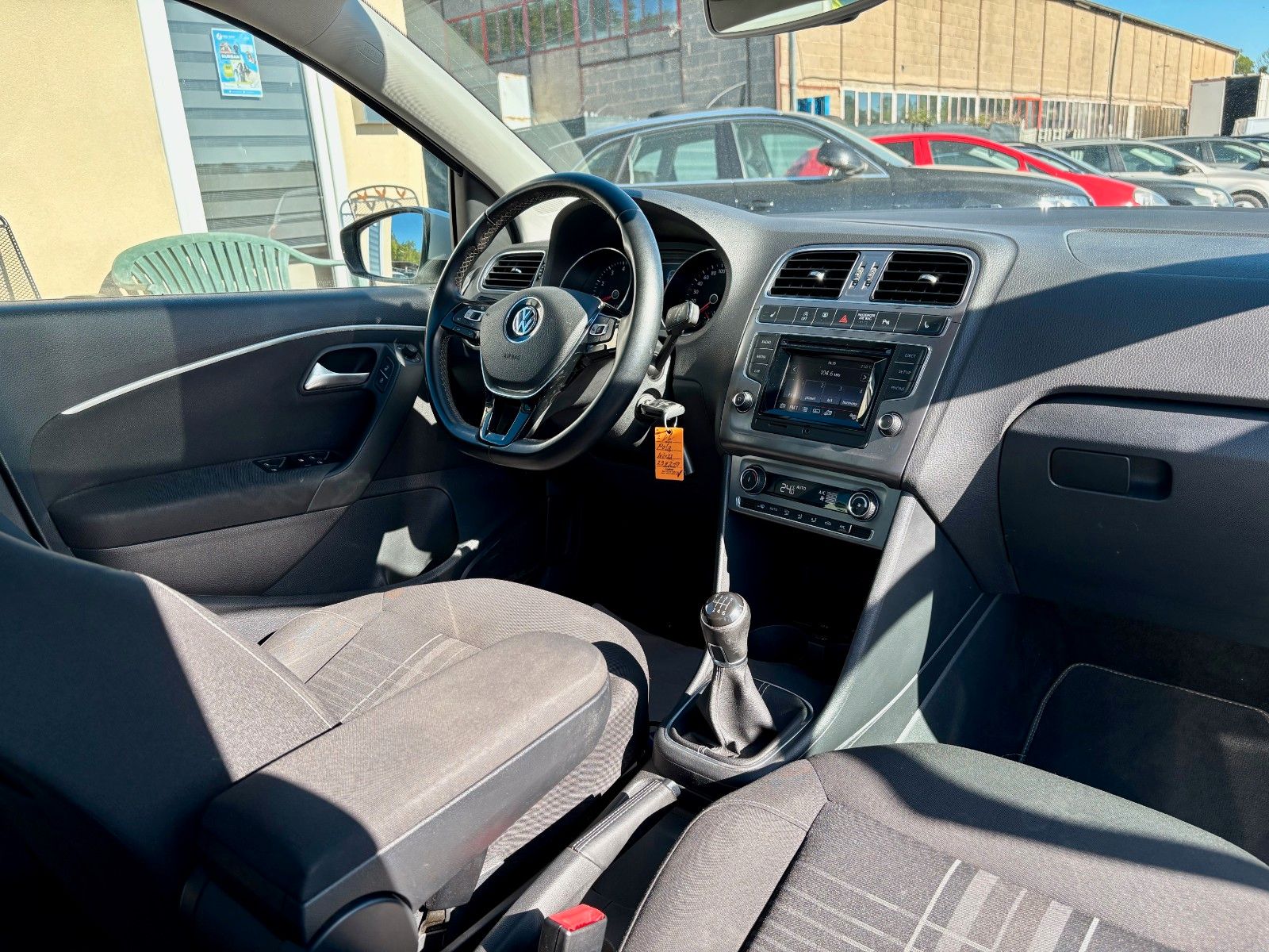 Fahrzeugabbildung Volkswagen Polo V Lounge 1.2 TSI 81kW LED Glasdach PDC Spor