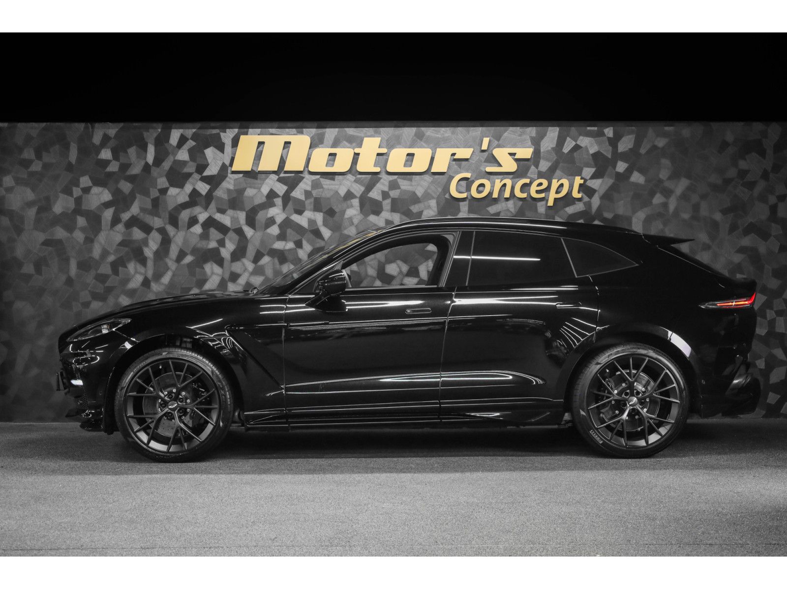 Aston Martin DBX 707 4.0 V8 Bi-Turbo imagem 2