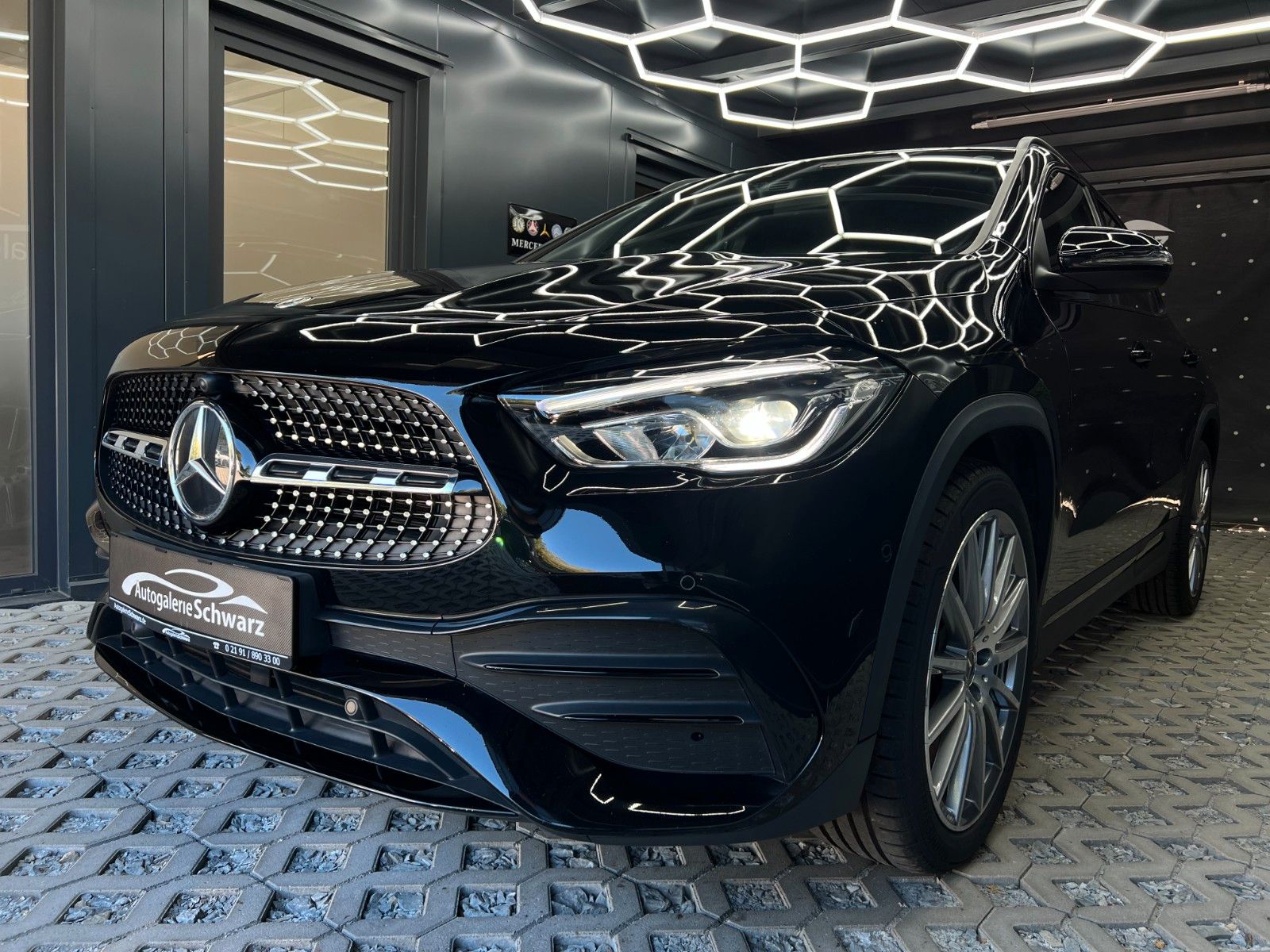 Mercedes-Benz GLA 200 7G AMG-LINE NIGHT LED AUGR+SPUR AMBT 20" imagem 3