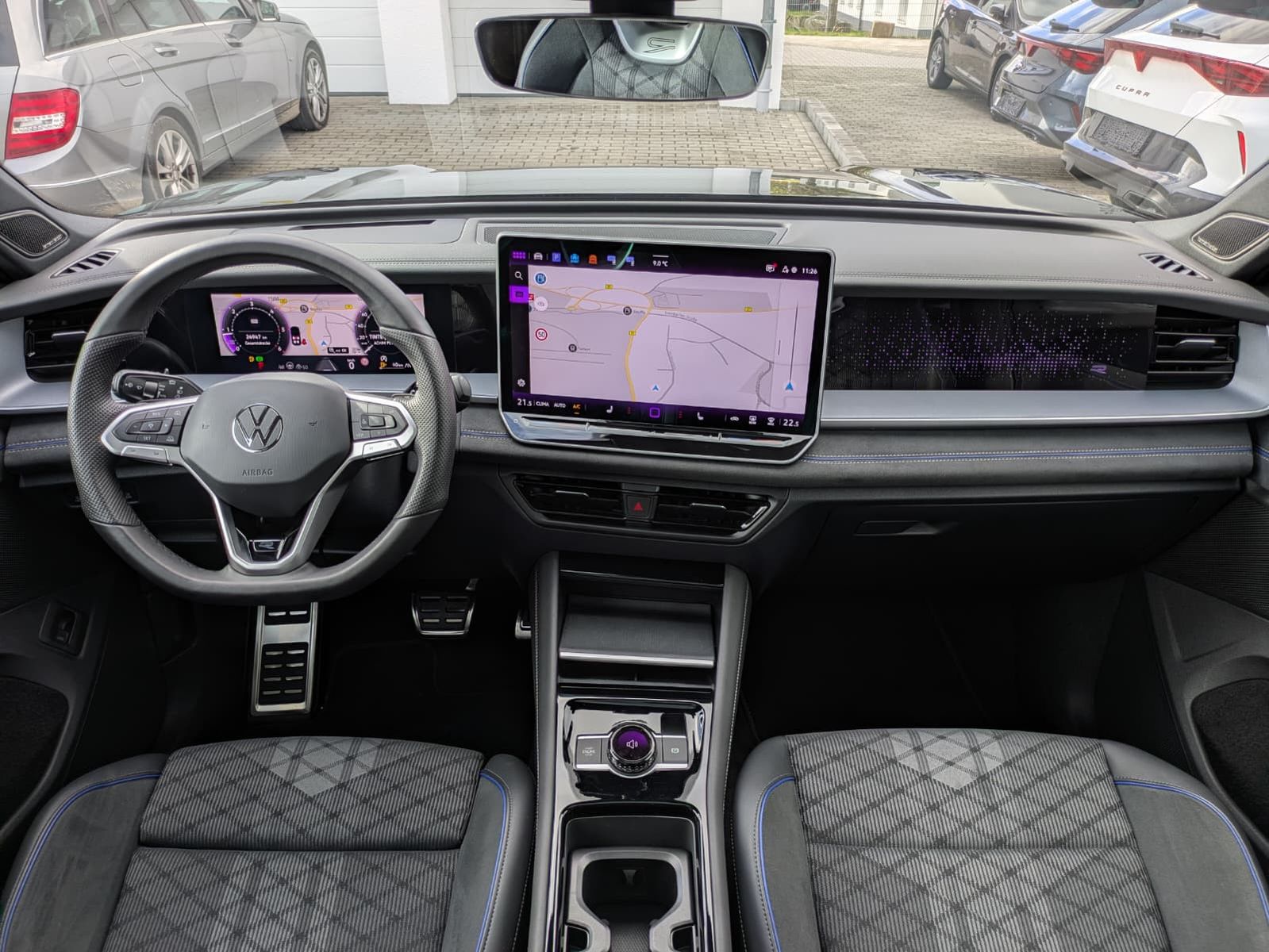 Fahrzeugabbildung Volkswagen Tayron 2.0 TDI 4M R-Line 7Si*MATRIX*AHK*PANO*HUD