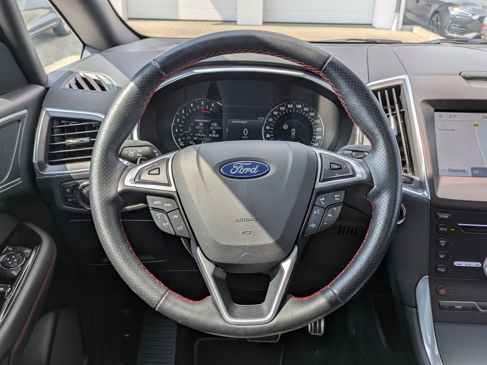 Fahrzeugabbildung Ford S-MAX 2.0 EcoBlue ST-Line PANO/KAM/AHK/LED 7-Si