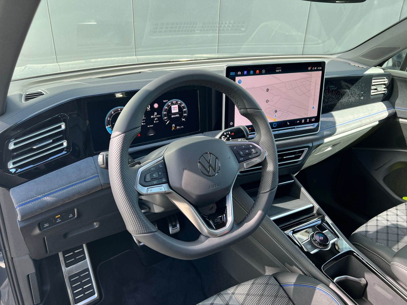 Fahrzeugabbildung Volkswagen Tiguan R-Line 1.5 eTSI DSG *AHK, IQ.Light, ACC,
