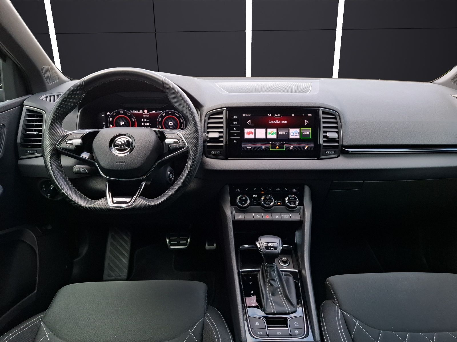 Fahrzeugabbildung SKODA Karoq TSI Sportline DSG 4x4 LED AHK Navi PANO AC
