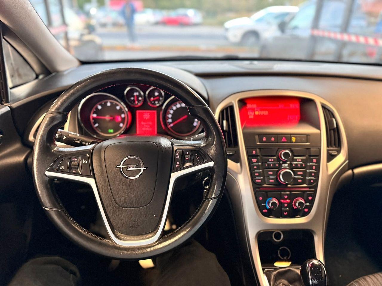 Opel Astra 2012 — photo 9
