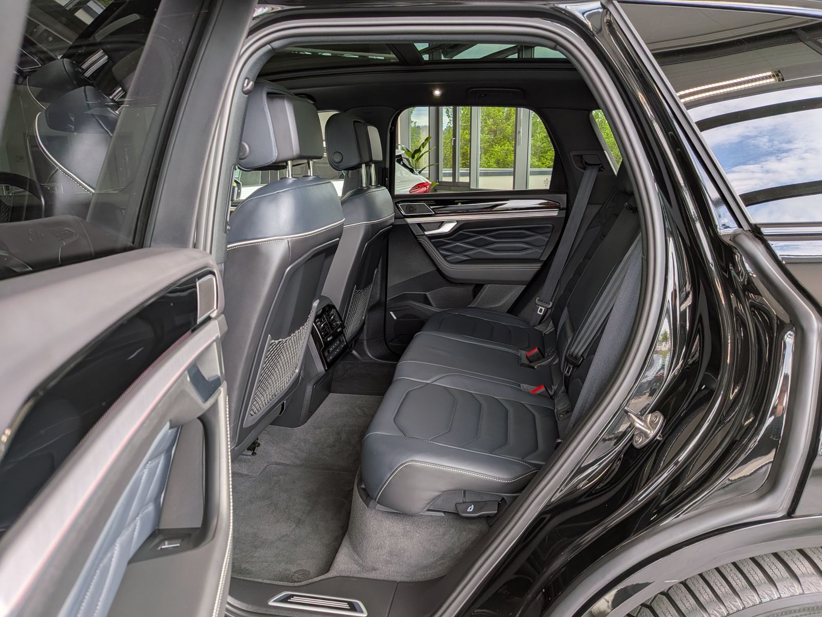 Fahrzeugabbildung Volkswagen Touareg 3.0TDI 4M R-Line VOLL Black 22" UPE 114T