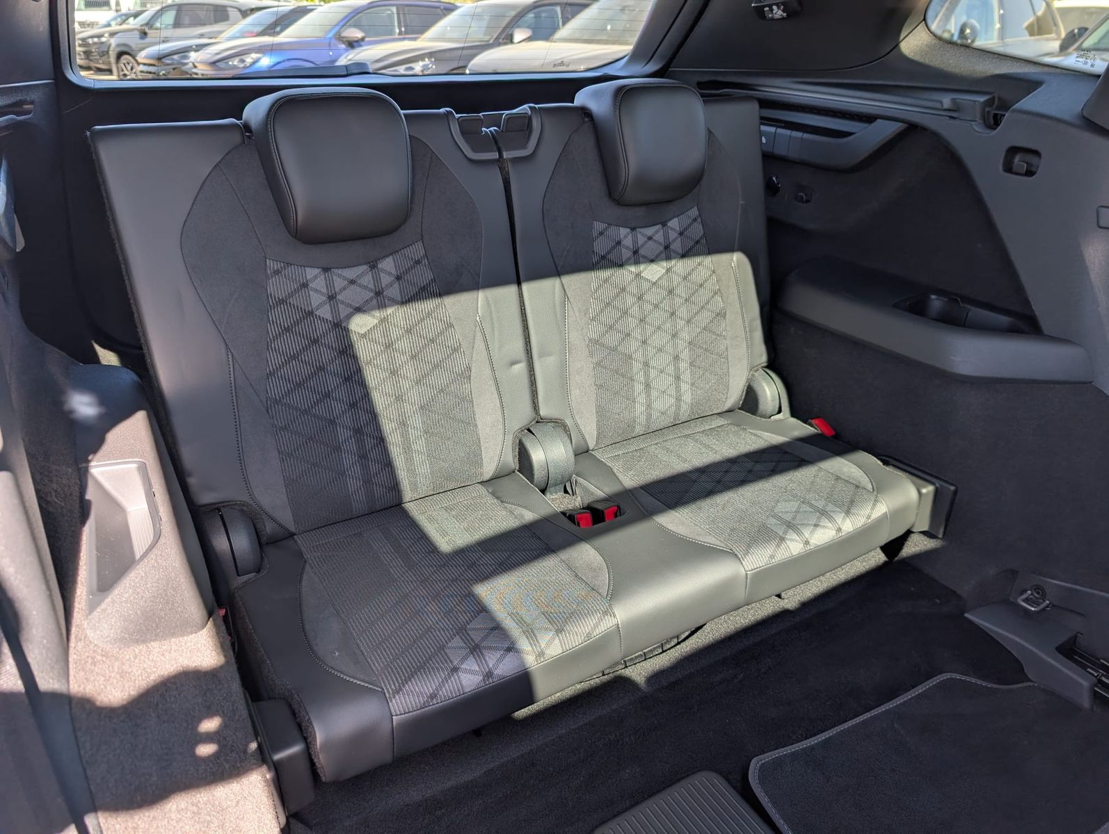 Fahrzeugabbildung Volkswagen Tayron 2.0TDI 4M R-Line 7Si*MATRIX*AHK*PANO*H&K
