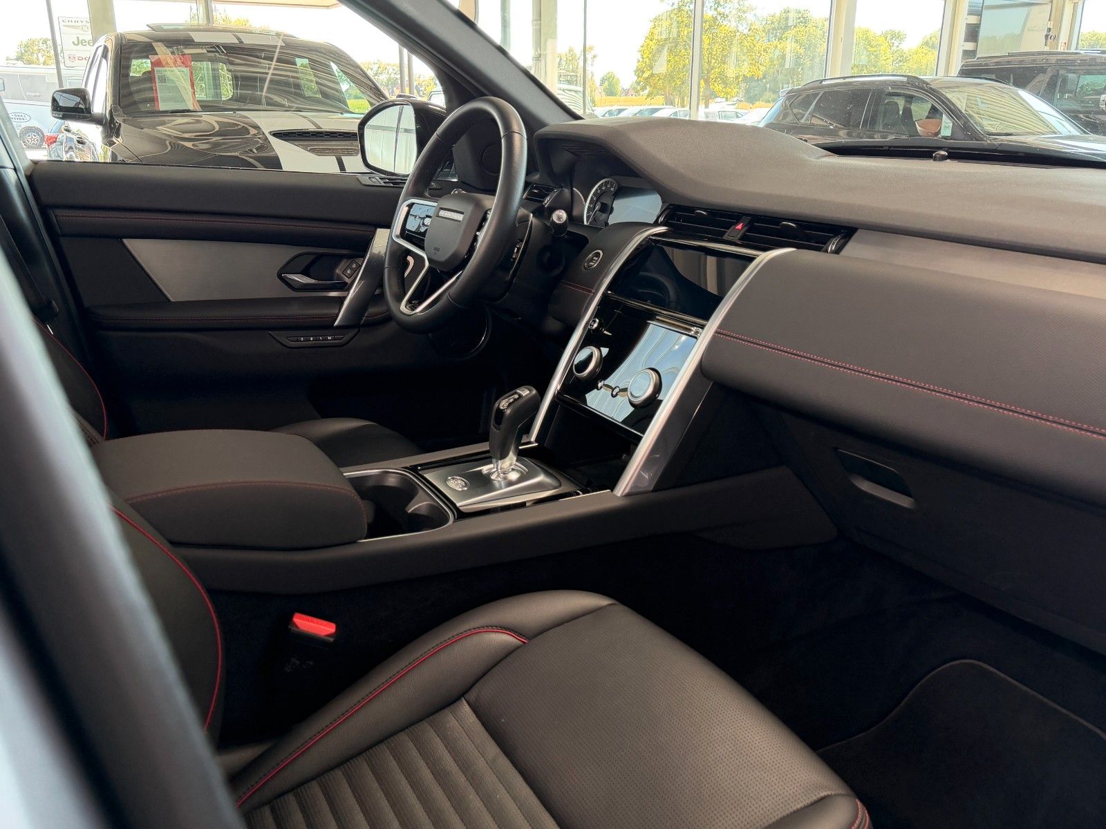Fahrzeugabbildung Land Rover Discovery Sport 2.0 D 165 R-Dynamic SE AWD