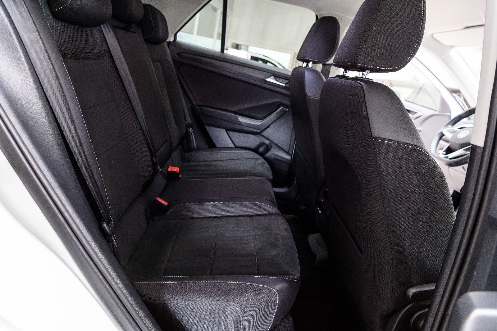 Fahrzeugabbildung Volkswagen T-Roc Style 1.5 TSI DSG LED+AHK+NAVI+ACC+APP+SHZ