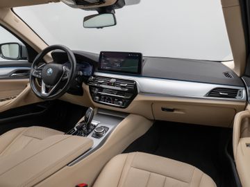 Fahrzeugabbildung BMW 530e xD Kamera Laser HUD DAB HiFi AHK ACC Komfor