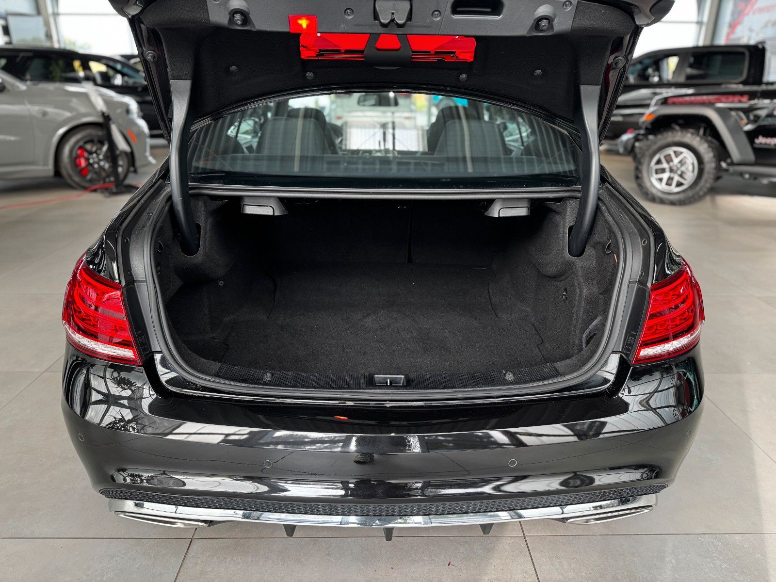 Fahrzeugabbildung Mercedes-Benz E 200 CGI Coupe Sportpaket AMG-Line Pano Leder