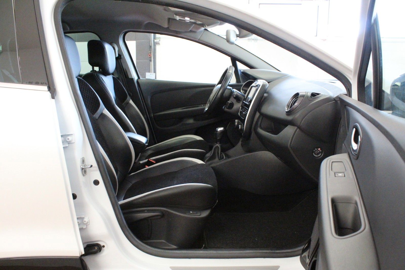 Fahrzeugabbildung Renault Clio TCe 90 IBose Edition *Navi*Klima*PDC*
