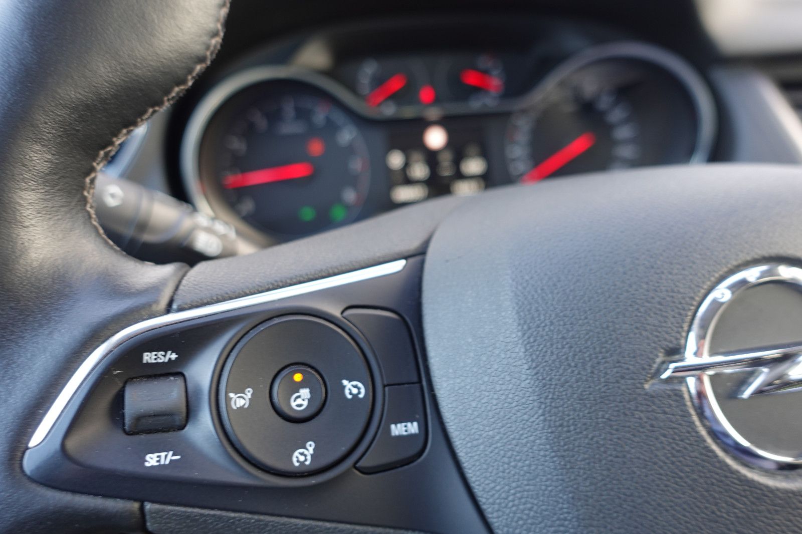 Fahrzeugabbildung Opel Grandland X 1.2Turbo AHK,Sitzh.,Navi,PDC,Kamera
